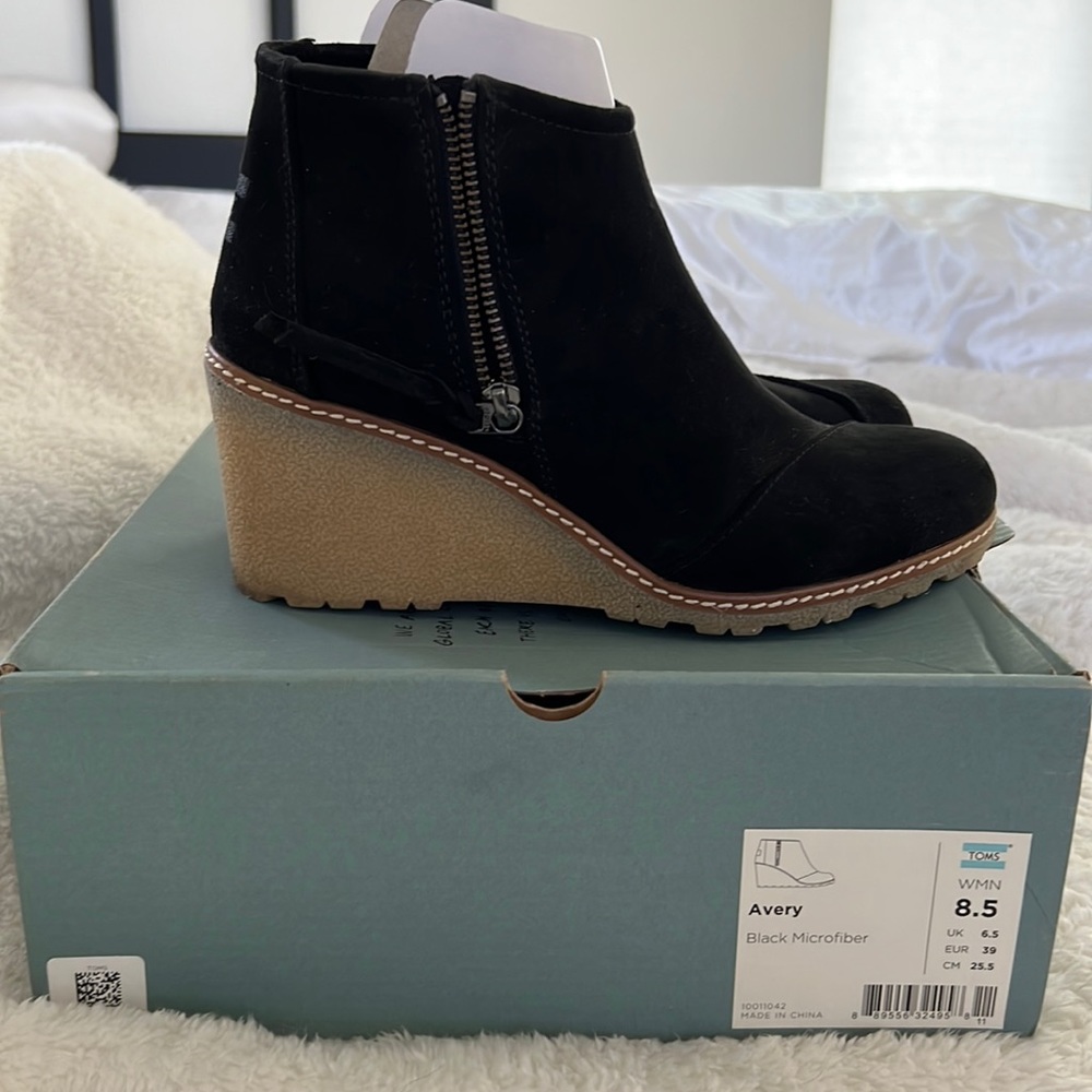 TOMS Avery Black Microfiber Woman’s size 8.5
